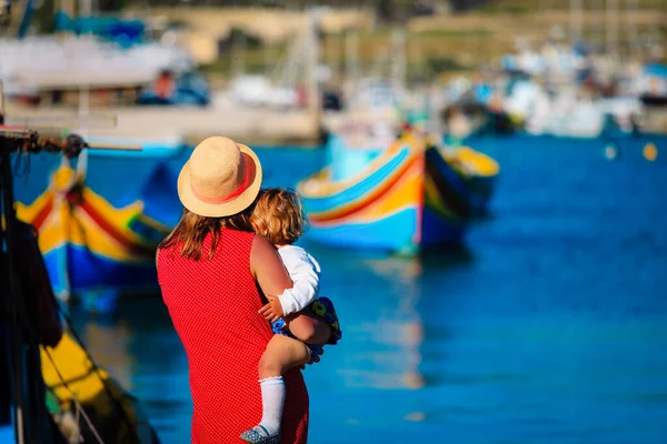 Мать и маленькая дочь смотрят на традиционные лодки на Мальте — стоковое фото