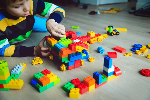 Costruzione bambino da blocchi di plastica colorati — Foto Stock