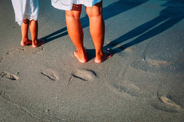 Mère avec petite fille marcher sur la plage de sable — Photo