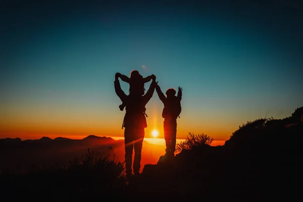 Heureux père avec les enfants-garçon et la fille- Voyage dans les montagnes du coucher du soleil — Photo