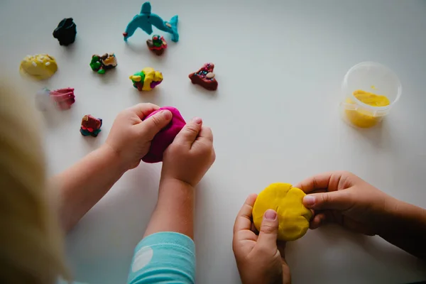 Enfants jouent avec des formes de moulage d'argile, apprendre par le jeu — Photo
