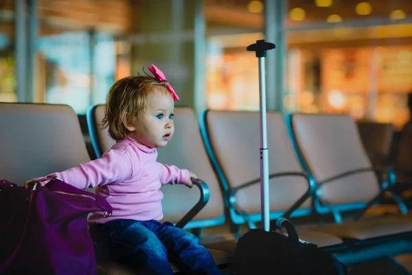 Söt liten flicka väntar på flygplatsen med bagage, familjeresor — Stockfoto