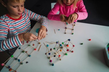 Mühendislik yapma geometrik şekiller çocuklar ve kök