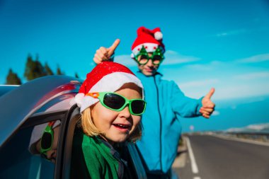 Yılbaşı arabası seyahati. Mutlu oğlan ve kız kışın seyahat eder.