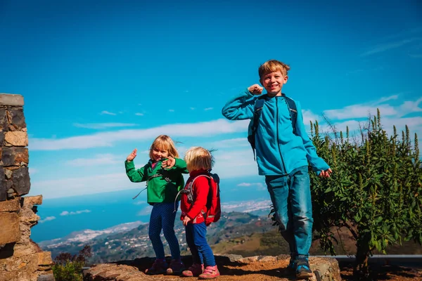 Щасливі діти насолоджуються подорожами в горах — стокове фото
