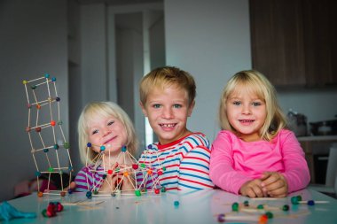 Mutlu çocuklar, erkek ve kızlar geometrik şekiller, mühendislik ve kök yapıyorlar.