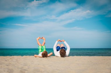 Baba ve oğul plaj tatil eğleniyor