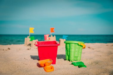 Kumdan kale tropikal plaj ve çocuklar oyuncaklar