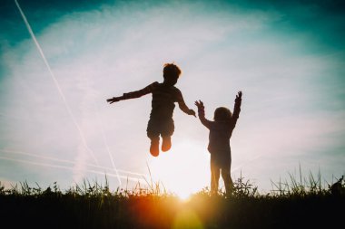 siluet mutlu erkek ve kız zevk günbatımı doğa