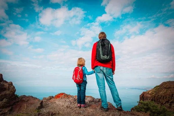 Pai e filha viajam nas montanhas, caminhadas em família na natureza — Fotografia de Stock