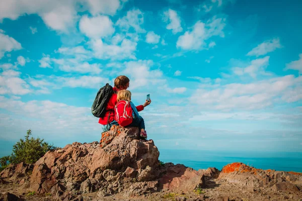 Far och dotter gör selfie när du reser i bergen — Stockfoto