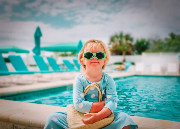 Милая маленькая девочка в отпуске на тропическом пляже курорта — стоковое фото