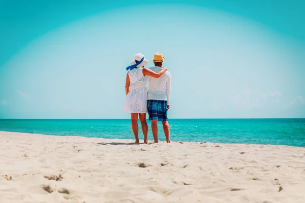 Felice coppia amorevole a piedi sulla spiaggia tropicale — Foto Stock