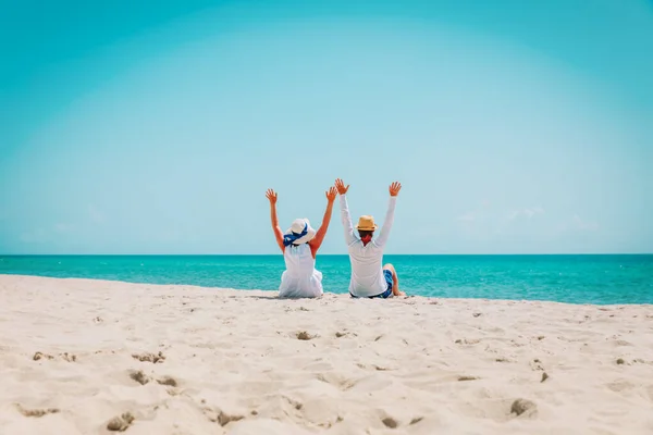Tropik plaj tatilindeki mutlu çift. — Stok fotoğraf