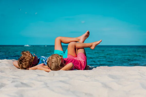 Petit garçon et fille se détendre sur la plage tropicale — Photo