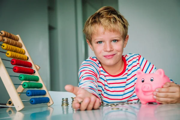 Çocuk para biriktiriyor, çocuk kumbaradan alınmış paraları tutuyor. — Stok fotoğraf