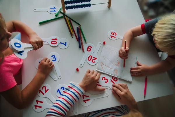 Çocuklar sayıları öğreniyor, çocuklar matematik okuyor. — Stok fotoğraf