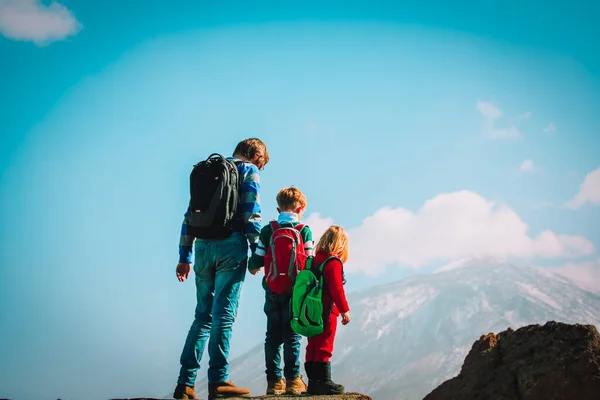 Pai com crianças viajar em montanhas, caminhadas em família na natureza — Fotografia de Stock
