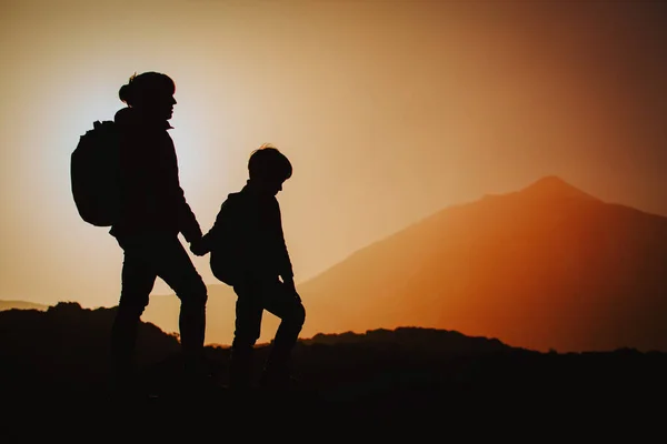 Мать и сын путешествуют в горах на закате, семейные походы — стоковое фото