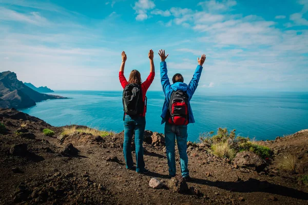 Feliz casal amoroso caminhadas viagens nas montanhas — Fotografia de Stock