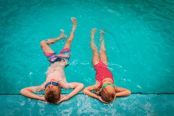 Kleine Jungen und Mädchen entspannen im Pool, Familie am Strand — Stockfoto