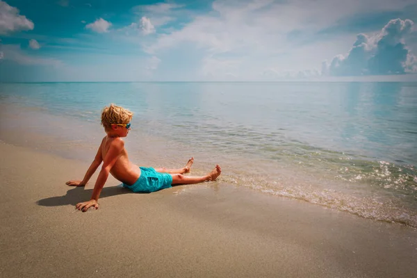 Giovane ragazzo rilassato sulla spiaggia, bambino guardando il mare in vacanza — Foto Stock