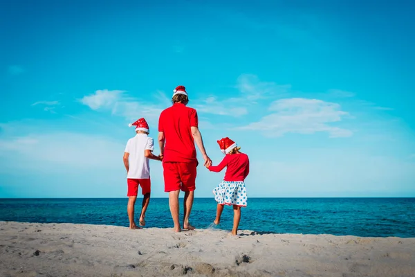 Ojciec dzieci spaceru na tropikalnej plaży na Boże Narodzenie — Zdjęcie stockowe