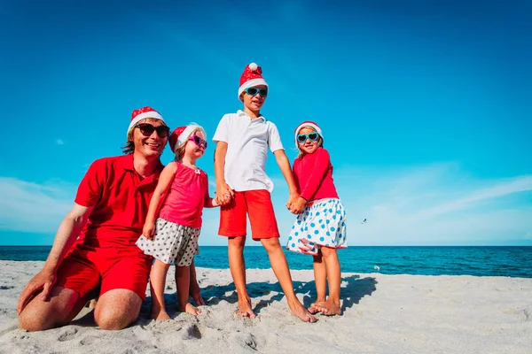 Szczęśliwy ojciec z dziećmi na tropikalnych świąt Bożego Narodzenia — Zdjęcie stockowe