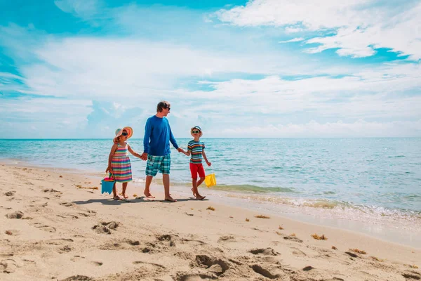 Baba ve kızı sahilde yürüyorlar, aile yaz tatili. — Stok fotoğraf