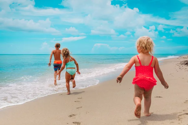 Щасливі діти насолоджуються пляжною відпусткою, хлопчик і дівчатка розважаються — стокове фото