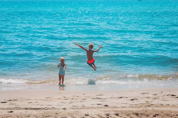 행복 한 소년 과 소녀 해변에서 헤엄치는 — 스톡 사진