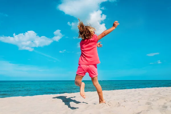 Linda niña danza jugar en verano playa —  Fotos de Stock