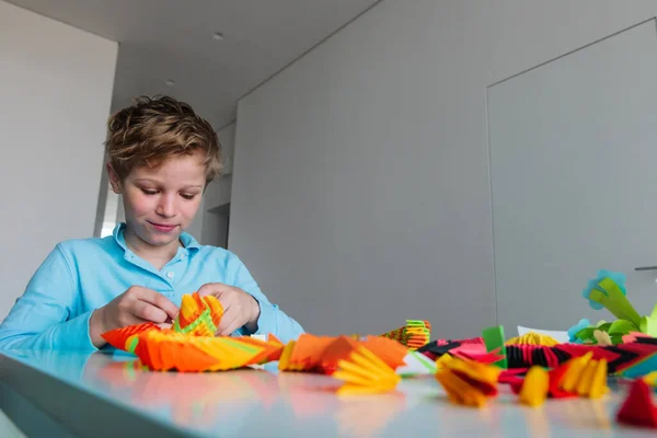 Garçon fabrication origami artisanat avec du papier, apprendre par le jeu — Photo