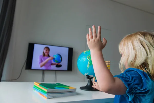 Kinder lernen aus der Ferne. Kind hat Online-Unterricht zu Hause — Stockfoto