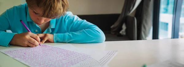 Niños escribiendo números, autismo o síndrome de asperger, problemas de salud mental — Foto de Stock