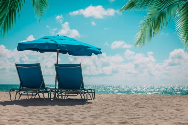 Два пляжных шезлонга на отдыхе, отдых на море — стоковое фото