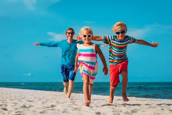 Feliz familia-padre con hijo e hija ejecutar jugar en la playa — Foto de Stock