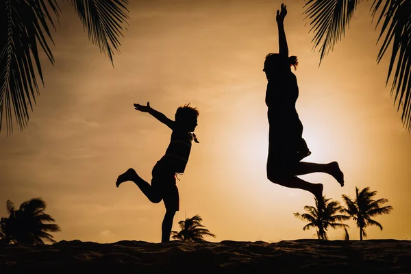Mother and son play at sunset, family enjoy tropical vacation — Stock Photo, Image