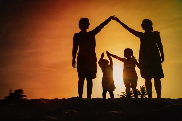 Ouders maken thuis voor kinderen op zonsondergang strand, familie zorg — Stockfoto