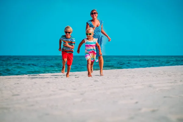 Madre con niños jugar, gestión familiar en la playa tropical — Foto de Stock