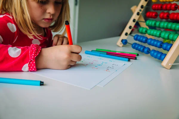 Liten flicka räkna siffror, unge gör läxor, matematik för barn — Stockfoto