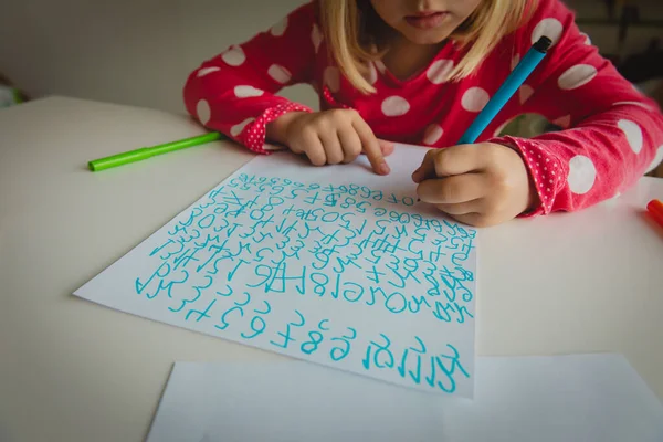 Liten flicka räkna siffror, unge gör läxor, matematik för barn — Stockfoto