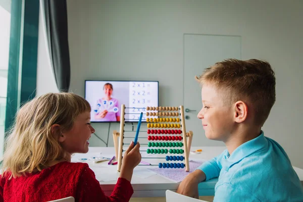 Niños que tienen clases de matemáticas en línea en casa, aprendizaje a distancia — Foto de Stock