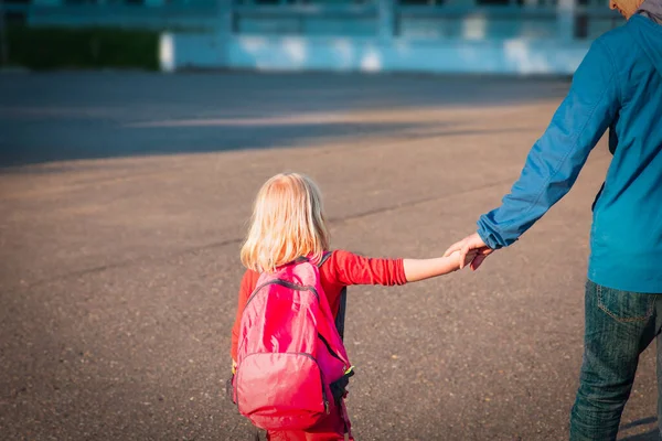 Pai e pequena filha indo para shool — Fotografia de Stock