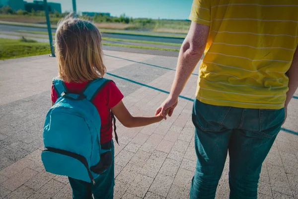 Padre e figlia vanno a scuola, famiglia su strada — Foto Stock