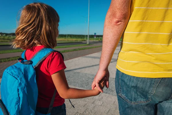 Отец и дочь ходят в школу, семья на дороге — стоковое фото