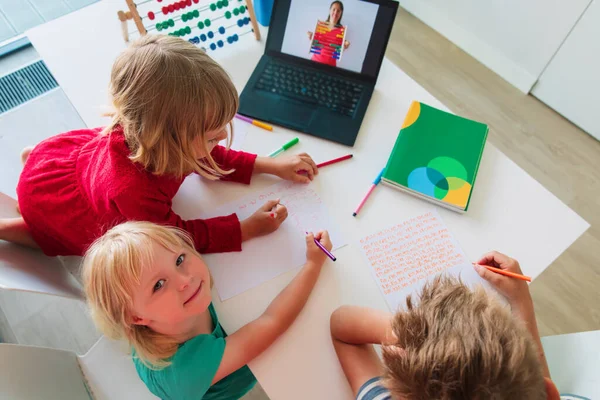 Niños aprendiendo en casa, familia teniendo lecciones de matemáticas en línea —  Fotos de Stock