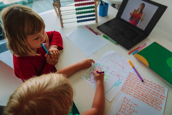Barn som lär sig hemma, små flickor som har online matematik lektion — Stockfoto