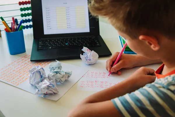 孩子在家里用笔记本电脑做作业。儿童的教育和远距离学习. — 图库照片