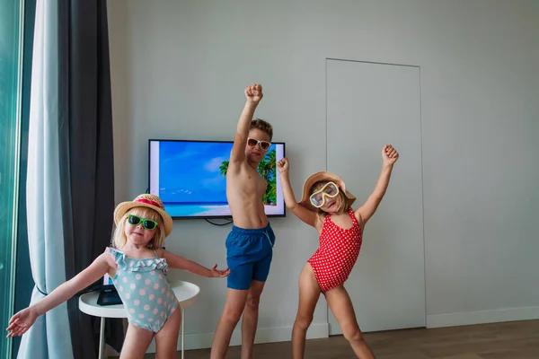 Summer at home, kids in swimsuits and glasses with sea on TV screen — Stock Photo, Image